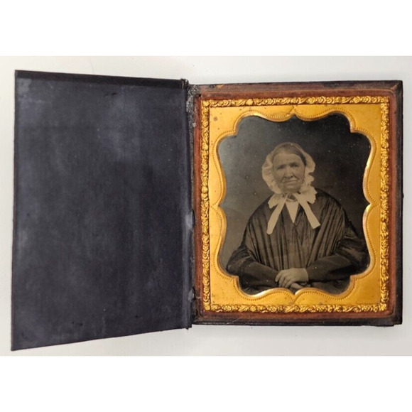 1/6th Plate Daguerreotype Of An Older Woman In Half A Union Case With Cover - Picture 2 of 11